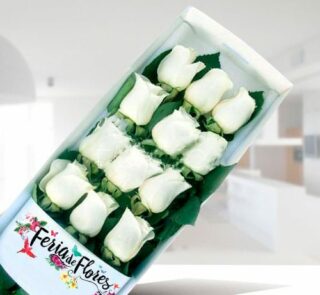 Caja rectangular con 12 rosas blancas sobre fondo verde y logo Feria de Flores