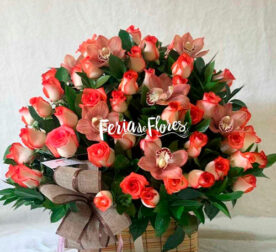 Canasta de rosas y orquídeas