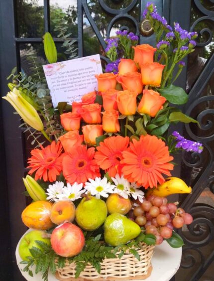 Arreglo Floral con Frutas Hadar