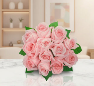 Ramo de rosas rosadas con hojas verdes sobre mesa de mármol blanco en sala moderna desenfocada