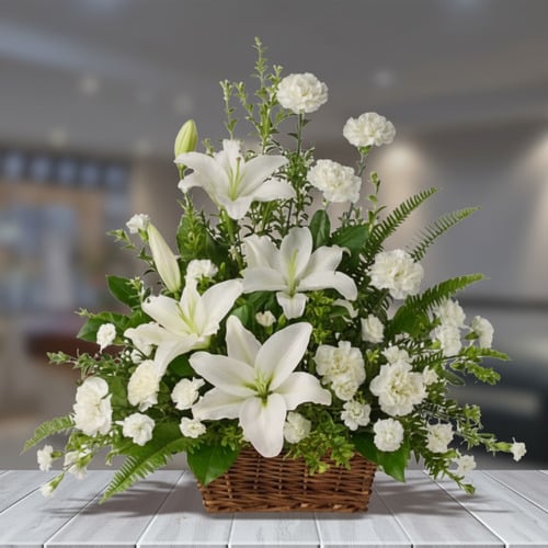 Arreglo floral de lirios y claveles blancos en canasta arreglo de flores blancas con lirios y claveles en una canasta de mimbre sobre mesa de madera