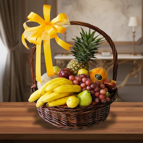 Canasta de frutas frescas con lazo amarillo sobre mesa de madera canasta de mimbre con plátanos, uvas, piña, peras y otras frutas variadas decorada con gran lazo amarillo sobre mesa de madera en interior elegante
