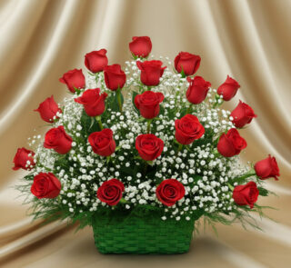 Arreglo de rosas rojas con gypsophila blanca en canasta verde sobre fondo dorado