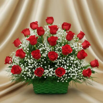 Arreglo de rosas rojas con gypsophila blanca en canasta verde sobre fondo dorado