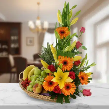 canasta de mimbre con frutas variadas y flores de colores sobre encimera de mármol en interior de casa