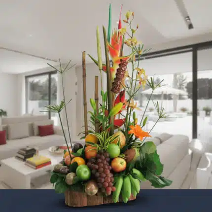 Centro de mesa con frutas frescas y flores tropicales de colores sobre base de madera en una sala de estar moderna y luminosa
