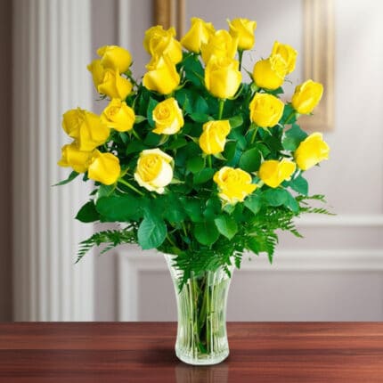 Arreglo de rosas amarillas frescas en un florero de vidrio transparente sobre una mesa de madera