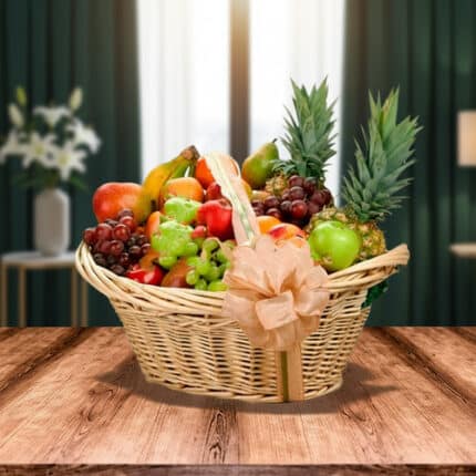 canasta de mimbre con lazo decorativo llena de frutas variadas como piñas, uvas, manzanas, peras y plátanos sobre mesa de madera con fondo de sala desenfocado