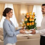 Mujer entregando a un hombre un arreglo de rosas amarillas con botellas de cerveza en una sala de estar luminosa