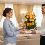 Mujer entregando a un hombre un arreglo de rosas amarillas con botellas de cerveza en una sala de estar luminosa