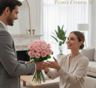 Hombre joven entregando un ramo de rosas rosas a una mujer sonriente sentada en una sala de estar elegante y luminosa