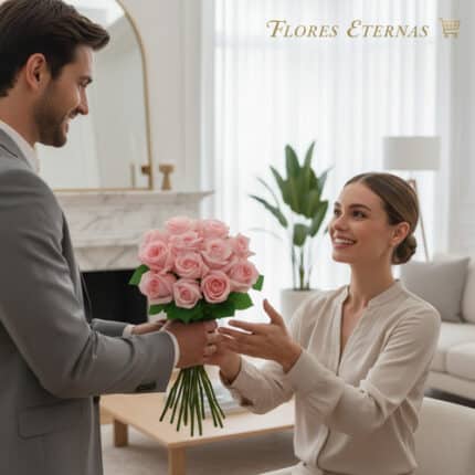 Hombre joven entregando un ramo de rosas rosas a una mujer sonriente sentada en una sala de estar elegante y luminosa