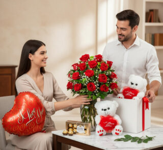 Hombre entrega a una mujer un ramo de rosas rojas junto a caja de regalo con osos de peluche blancos, globo rojo en forma de corazón y chocolates sobre una mesa
