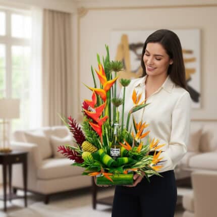 Mujer joven sostiene un arreglo floral tropical con flores naranjas, verdes y rojas en una sala de estar luminosa y moderna