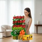 Mujer joven sosteniendo arreglo vertical de rosas rojas y follaje verde con lazo naranja y caja de chocolates Ferrero Rocher en sala moderna iluminada