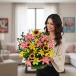 Mujer joven sonriente sostiene un gran arreglo de flores con lirios rosados y amarillos y girasoles en una sala de estar luminosa