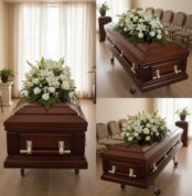 Collage de ataúd de madera oscura con asas metálicas plateadas y gran arreglo floral blanco en una sala de velatorio con sillas y cortinas claras
