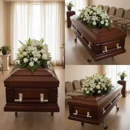Collage de ataúd de madera oscura con asas metálicas plateadas y gran arreglo floral blanco en una sala de velatorio con sillas y cortinas claras