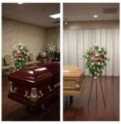 Composición dividida con dos vistas de una sala de velatorio, cada una con un ataúd de madera y un gran arreglo floral de lirios rosados y flores blancas