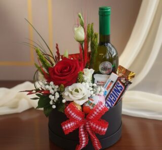 Arreglo floral CARLO con rosas rojas y blancas, vino verde, chocolates Kinder y Snickers en caja negra con lazo a cuadros roj