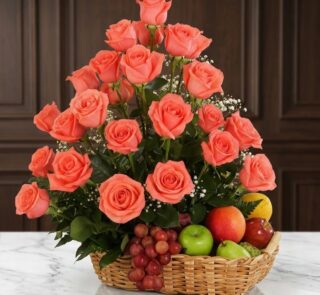 Elegante cesta de regalo ABRAMIO con rosas salmón vibrantes y una selección de frutas frescas como uvas, manzanas y peras, so