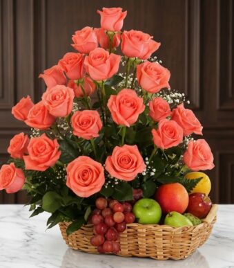 Elegante cesta de regalo ABRAMIO con rosas salmón vibrantes y una selección de frutas frescas como uvas, manzanas y peras, so