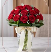 Arreglo floral DOMENICA con 30 rosas rojas frescas en un jarrón de cristal elegante, ideal para expresar amor y pasión.