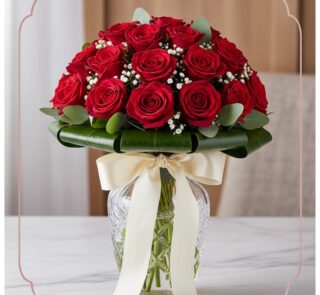 Arreglo floral DOMENICA con 30 rosas rojas frescas en un jarrón de cristal elegante, ideal para expresar amor y pasión.