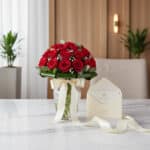 Arreglo floral DOMENICA con 30 rosas rojas frescas en jarrón de cristal, cinta de satén y tarjeta de regalo elegante sobre má