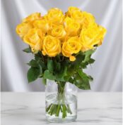 Arreglo floral Elisabetta con 18 rosas amarillas frescas en un jarrón de cristal, ideal para expresar amistad y gratitud.