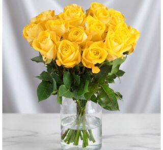 Arreglo floral Elisabetta con 18 rosas amarillas frescas en un jarrón de cristal, ideal para expresar amistad y gratitud.