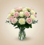 Arreglo floral Evelin con 22 rosas frescas en tonos blancos y rosados, complementado con follaje verde y gypsophila, presenta