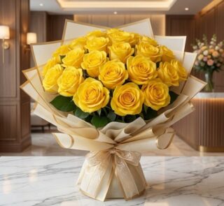 Arreglo floral Evelina con 24 rosas amarillas vibrantes, empaque coreano dorado y lazo, sobre mesa de mármol en un lobby de h