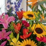 Primer plano extremo de Arreglo Floral Exótico Armonía, mostrando texturas hiperrealistas, gotas de rocío y colores vibrantes