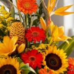 Primer plano extremo de Arreglo Floral Exótico Columba, mostrando texturas hiperrealistas, gotas de rocío y colores vibrantes