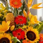 Primer plano extremo de Arreglo Floral Exótico Columba, mostrando texturas hiperrealistas, gotas de rocío y colores vibrantes