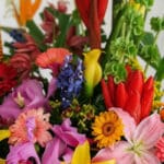 Primer plano extremo de un arreglo floral exótico Fusión con texturas hiperrealistas, gotas de rocío, colores vibrantes y luz