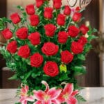 Primer plano extremo de Arreglo Floral Exótico Gamma con rosas rojas, lirios rosados y gotas de rocío, resaltando texturas y