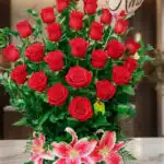 Primer plano extremo de Arreglo Floral Exótico Gamma con rosas rojas, lirios rosados y gotas de rocío, resaltando texturas y