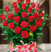 Primer plano extremo de Arreglo Floral Exótico Gamma con rosas rojas, lirios rosados y gotas de rocío, resaltando texturas y