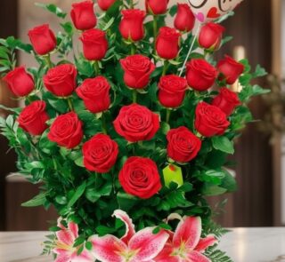 Primer plano extremo de Arreglo Floral Exótico Gamma con rosas rojas, lirios rosados y gotas de rocío, resaltando texturas y