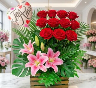 Arreglo floral exótico primaveral con rosas rojas vibrantes, lirios rosados abiertos y follaje exuberante, sobre mármol en fl