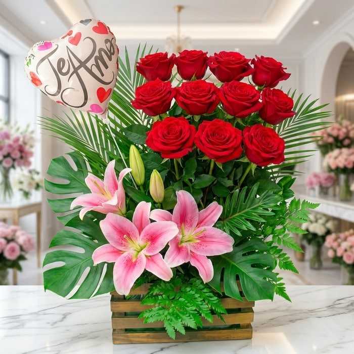 Arreglo floral exótico primaveral con rosas rojas vibrantes, lirios rosados abiertos y follaje exuberante, sobre mármol en fl