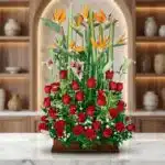 Impresionante arreglo floral exótico Tucana con rosas rojas vibrantes, lirios blancos y rosados, y aves del paraíso, sobre un