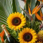 Primer plano extremo de un Arreglo Floral Fantasía con girasoles vibrantes, aves del paraíso, follaje tropical y una botella