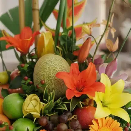 Primer plano extremo de Arreglo Floral con Frutas Alfa, mostrando texturas hiperrealistas, gotas de rocío y colores vibrantes