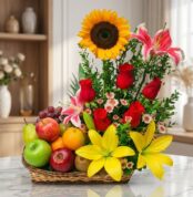 Arreglo floral con frutas Capella, incluye girasol, lirios, rosas rojas, manzanas, peras, uvas y naranjas en una cesta de mim