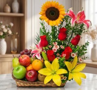 Arreglo floral con frutas Capella, incluye girasol, lirios, rosas rojas, manzanas, peras, uvas y naranjas en una cesta de mim