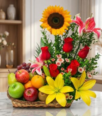 Arreglo floral con frutas Capella, incluye girasol, lirios, rosas rojas, manzanas, peras, uvas y naranjas en una cesta de mim