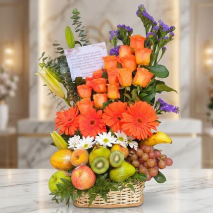 Arreglo floral con rosas naranjas, gerberas, lirios, margaritas y statice morado, combinado con frutas frescas como uvas, kiw